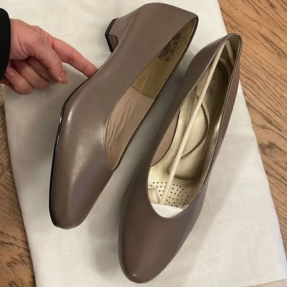 SOFT STYLE TAN LOW HEELS. NEW